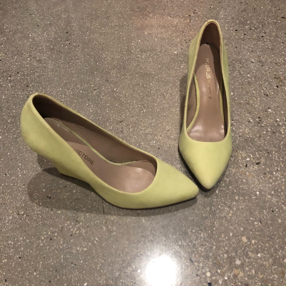 Pour la Victorie wedge pumps